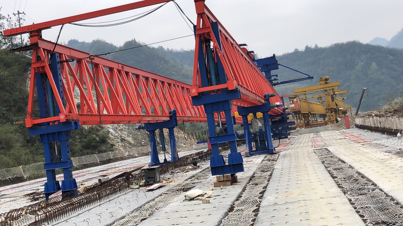 湖北十堰，十巫高速三標(biāo)，采購(gòu)我廠的JQ40-180新式架橋機(jī)