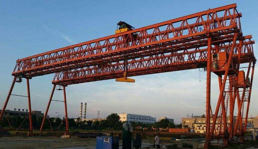 MG80/10T龍門吊在裝卸物料時(shí)應(yīng)注意什么？廠家給您解答